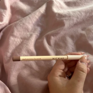 Hickap läppenna - Köpte deras kalender och säljer det jag inte har användning av billigare. Helt ny inte använd eller testad eller något då jag inte använder dessa Sminprodukter