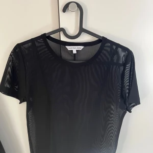 Topp - Säljer en jättefin topp från Calvin Klein i storlek L