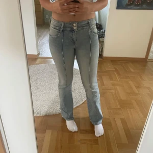 Jeans bershka - Säljer dessa Lågmidjade jeans i storlek 38 från bershka mem de sitter som 36. De är i väldigt bra skick och använda Max 5ggr. Jag är 170cm och passar rätt bra i längden. Materialet är väldigt stretchigt.💕