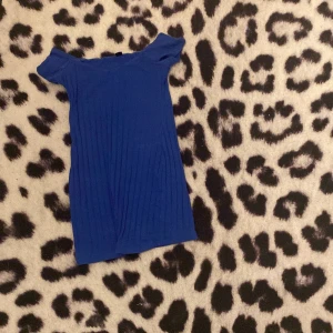 Blå klänning  - En Fin klänning som är i fint och rent skick, inte trasig, lite v- ringad, använd ungefär 2-3 gånger. Priset går att diskutera. 