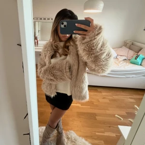 Pälsjacka - Super trendig och eftertraktad pälsjacka, nyskick aldrig använt!!! Går att knäppa inifrån, storlek M för att den ska sitta lite oversize men känns mindre (bär vanligtvis xs/s) 
