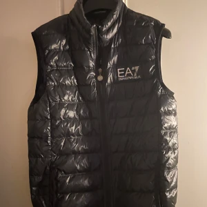 EA7 Armani Väst  - 9/10 skick riktigt fett väst, 400 kr endast kan ej gå lägre! 