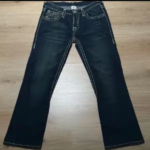 Säljer ett par snygga mörkblå true religion jeans bootcut och lowrise, nya och helt oanvända 💗