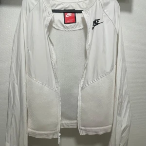 Nike windbreaker - Nike windbreaker i bra skick är en speciellt modell med mesh tyg på