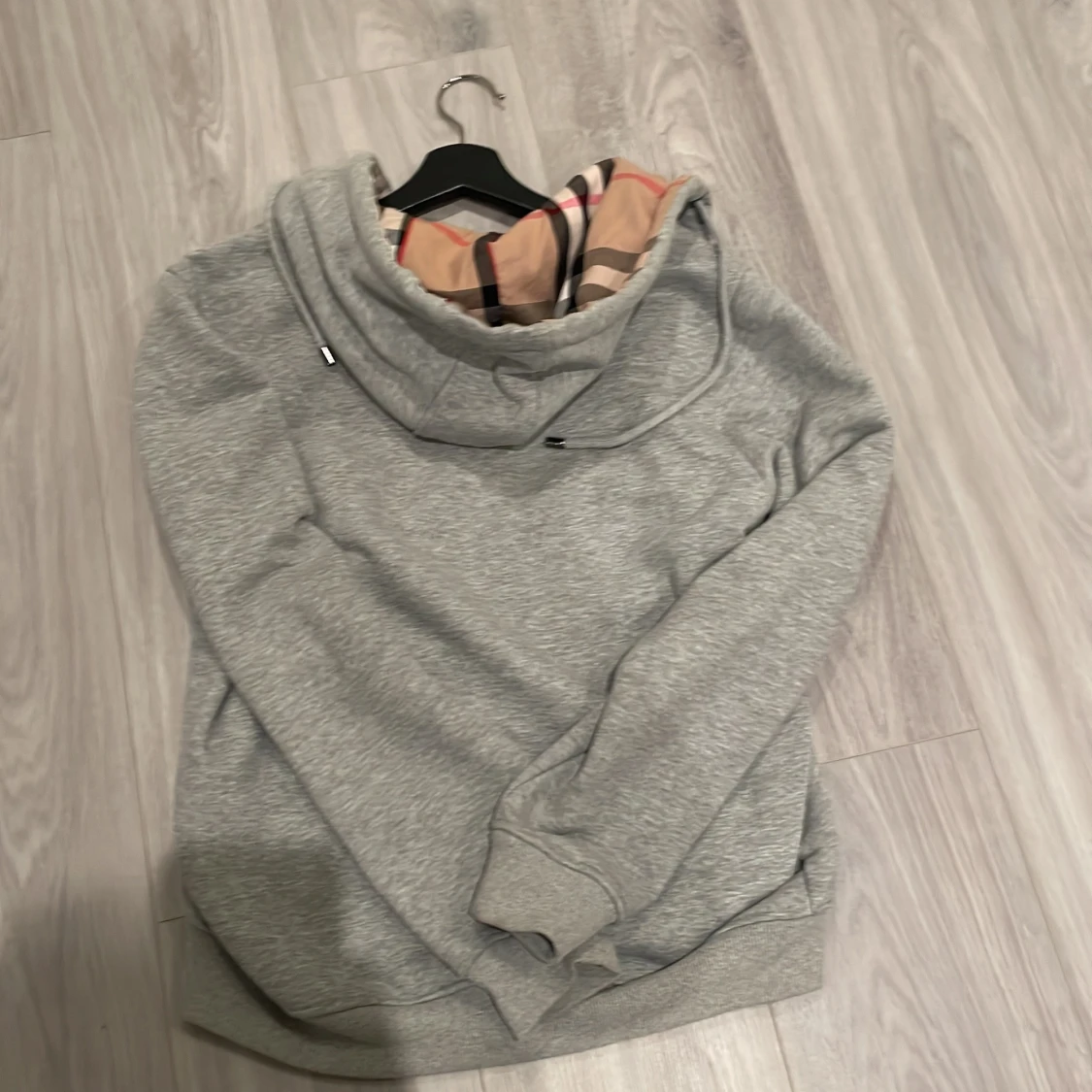 Grå hoodie med mönstrad huva - 93