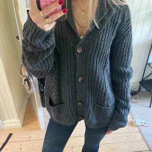 Oversized stickad tröja - Jättemysig stickad tröja från Brandy Melville. Använd Max två gånger. Storlek är onesize men den sitter på mig som på bilden och jag har vanligtvis 34💕