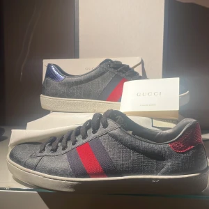 Gucci Ace skor - | GUCCI ACE SKOR | Inga Defekter, endast minimal crease | ALLT OG | Storlek 42 men passar 0,5 storlekar större | Fraktar Spårbart Via PostNord eller Instabox på Köparens bekostnad |  Har du Frågor eller funderingar så hör av dig 🤙 Mvh JacobsCloset 