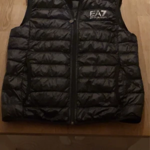 Ea7 väst/ Armani väst.  - Hej ! Jag säljer min Ea7/ Armani väst pågrund av att den inte används längre. Har använt den ett par gånger men inget som märks. Storlek är S och sitter riktigt bra på. 