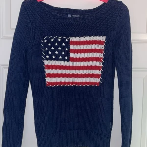 North Sails stickad tröja  - Varm, fin och skön stickad North Sails tröja. Använt ett få tal gånger. Säljer för att jag inte använder den. Storlek XS, passar även S då den är stretchig