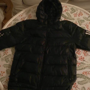 300 - En snygg jacka svarta  Adidas