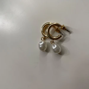 Guldfärgade örhängen med pärlor - Aldrig använt 