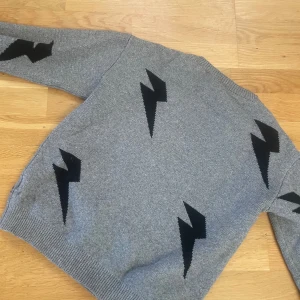 Stickad tröja grå - Säljer denna då den inte används längre. Blixtar på, nyskick.
