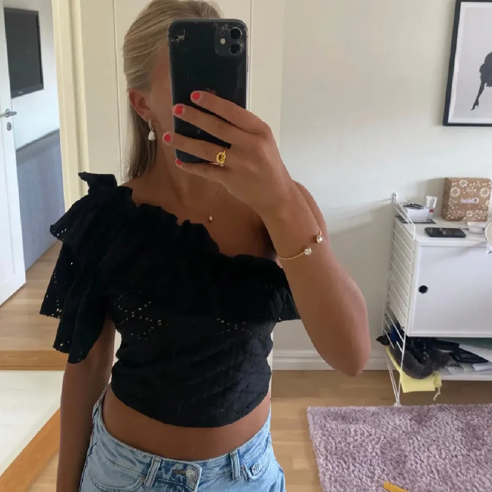 Svart one shoulder blus från zara, köpt här på Plick (använd en gång) FÖRSTA BILDEN LÅNAD😊💓. Toppar.