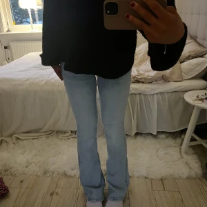 ginatricot low waist jeans - säljer dessa supersnygga jeansen från Gina tricot❣️ modellen är low waist jeans bootcut💕💕endast använda några gånger så superfint skick! storlek 34💖 BILDERNA ÄR MINA🫶🏼