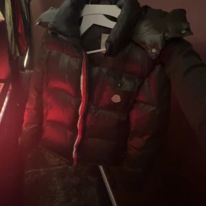 Moncler maya mörkgrön - Väldigt bra skick används inte längre