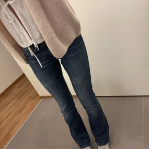 Lågmidjade bootcut jeans - Skriv för mått eller övriga frågor! 🥰 Pris är diskutabelt