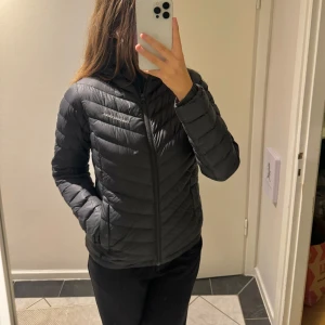 Peak Performance Jacka Strl S/36  - Peak performance jacka,perfekt nu till hösten! Jackan är en blandning av svart med mörk marinblå.   Sparsamt använd, så i fint skick och säljes pga inget användande ut av den. 