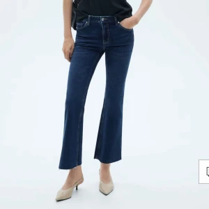 Jeans från Mango - Jeans från Mango i modellen Sienna. Använda 1 gång. Mörk höstig färg. 