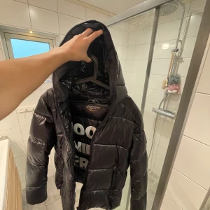 Save the duck jacka - Säljer nu denna riktigt snygga Save the duck jacka som är i inprencip helt ny(9,5/10 skick) jackan är i storlek L men passar M också. Jag är 183cm lång och väger 70kg. Nypris: 3799kr | Mitt pris: 1799kr | hör av er vid funderingar 📩