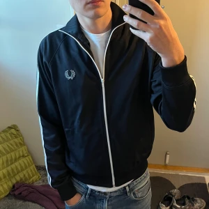 Fred Perry zip tröja - Tjena, Säljer nu min snygga Fred Perry Zip tröja, perfekt till hösten och vintern. Tröjan är i bra skick och i storlek M. Hör av dig vid fler frågor! Mvh Emrik