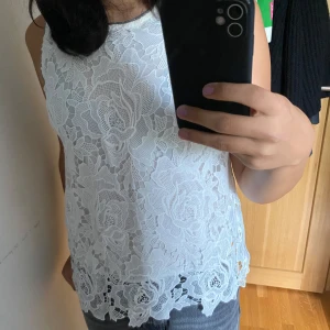 Vit spetslinne  - Fin topp, aldrig använd från märket Pulz. Spetsigt blommigt mönster. Säljer då den inte är min stil. 
