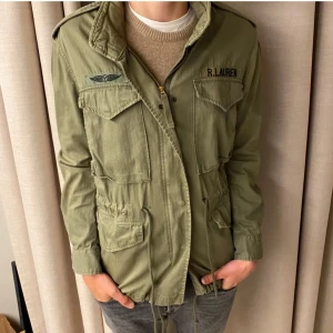 Ralph Lauren Fieldjacket - Säljer denna eftertraktade Ralph Lauren fieldjackan till ett bra pris. Han på bilden är 193cm och väger 85kg. Nypris är ca 3000-4000kr. Skriv vid minsta fundering😊