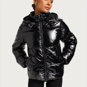 Vinter Jacka - Säljer denna helt nya Nelly jacka som är använda ett fåtal gånger bara, säljer pågrund av att den inte kommer till användning längre. Skriv privat för fler bilder! 