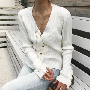 Kofta från and other stories - Jättefin ribbad cardigan från and other stories i storlek xs, är lite croppad på mig som är 177 - säljer därför. Knappt använd, inga tecken på användning 🤍