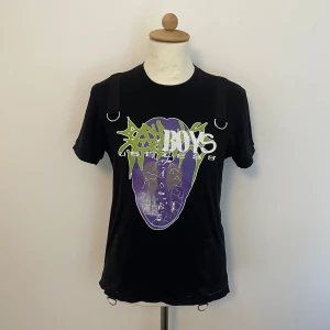 SADBOYS T-Shirt - Snygg SADBOYS Yung Lean T-Shirt, med coola detaljer och tryck.  