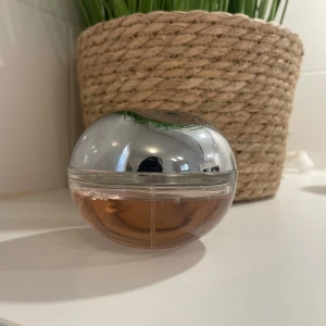 DKNY parfym - Säljer DKNY be delicious fresh blossom 100 ml. Inte använt så mycket, syns på bilden hur mycket som är kvar.