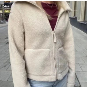 Teddy jacka  - En snygg teddy jacka kommer från HM super fin lite tunn men super snygg💕 Kan diskutera pris vid snabb affär.