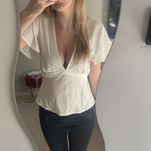 Trendig topp från Gina - Säljer ni min trendiga topp från Gina, använd fåtal gånger. Köptes för 279 men säljer för 200