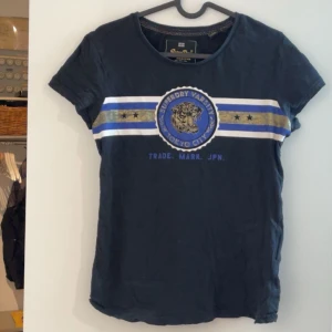 Marinblå superdry tröja  - Skön superdry tröja, har inte använts så många gånger. Storlek 40 men passar även S och M då den är mindre i storleken 