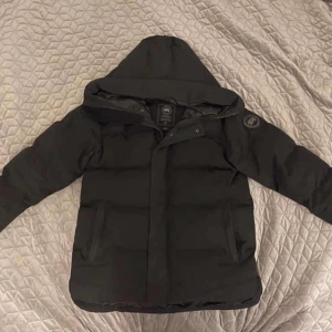 Canada goose jacka black label - Hej! nu säljer jag min canada goose jacka (äkta) som är perfekt för både höst och vinter. Den är knappt använd och skick på den är 10/10 finns inget problem med den precis som ny.
