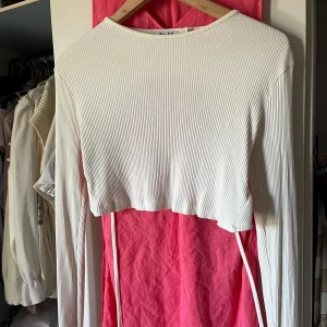 Tröja med öppen rygg - Knappt använd topp från NA-KD med öppen ruff och knyte, storlek S