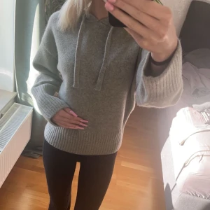 Grå hoodie från ZARA - Säljer denna sköna stickade hoodien från zara, aldrig använt, även prislapp kvar. Tröjan har luva och ribbade ärmar, Perfekt för höst o vinter typ🩷