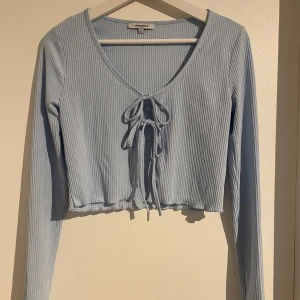 Ljusblå cardigan - Aldrig använd, endast testad Knytning som går att öppna eller knyta