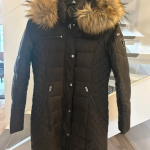 ROCKANDBLUE  - Oanvänd jacka som bara hänger och är i stort behov av en ny ägare så den kommer till användning!  Storlek 36  Färg khaki 