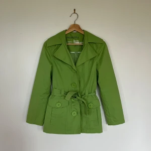 Söt kappa - Söt kort trenchcoatkappa i limegrönt i nyskick