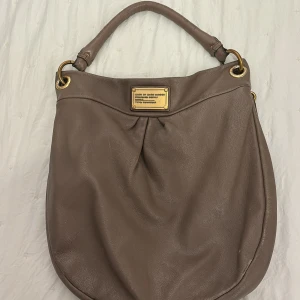 Marc Jacobs väska  - Jättefin brun Marc Jacobs väska💕 pris kan diskuteras 