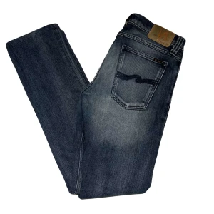 Nudie Jeans  - Storlek: W29/L34 men uppsydda till ungefär L32 (inget som syns) Skick: 9/10  Modell: Slim Kim  Hör av er vid frågor eller funderingar!