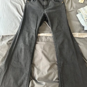 Flare jeans  - Svart flare jeans från FB sister ganska bra stretch använd några gånger med still fin 