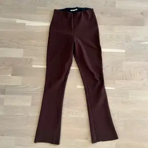 Bruna byxor från Zara. Riktigt lätt och bekväm./ Brown pants from Zara. Really light and comfortable.