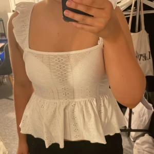 Vit volangtopp - Vit volangtopp från SHEIN i Strl M. Använd fåtal gånger, jättefint skick.