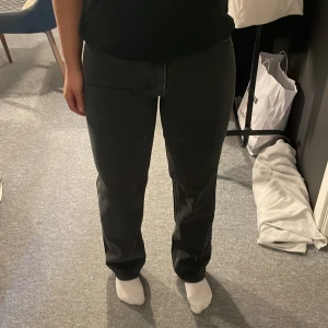 Svarta jeans  - Svarta jeans från Monki i Strl 30. Medelhög midja. Använda några få gånger. 