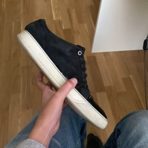 Lanvins - Säljer dom här still rena Lanvinsen i en svart färg med glansiga nyanser 🎨ny pris 5000 mitt pris 1500 💸 skick 7/10 🤩 Kan tänka mig att gå ner i pris👌🏿   Mvh frank 