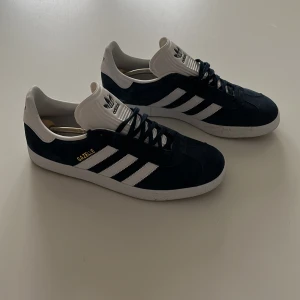 Adidas gazelle skor - Säljer nu ett par mycket fina adidas gazelle skor i storlek 42/5 nästan helt nya!