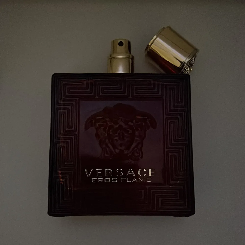 VERSACE EROS FLAME nästan helt ny. På bild två syns det hur mycket som är kvar. Helt ny är den fylld till 100ML. Parfym.