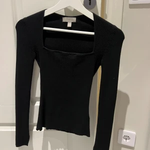 Svart tröja - En svart tröja som knappt är använd