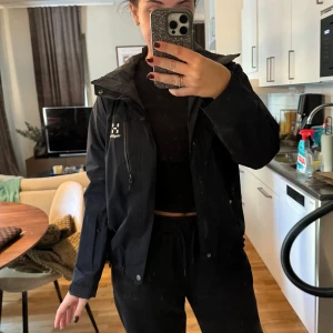 Haglöfs jacka  - Vet inte vad modellen heter, men köpte den på Intersport för runt 2000kr. Säljer för 500kr. Storlek M